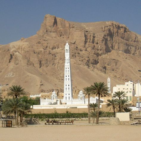 Minaret of Al-Muhdhar Mosque – Tarim, Yemen - Atlas Obscura Yemen Aesthetic, Yemen Culture, Tarim Yaman, Main Aesthetic, Wallpaper Islami, Atlas Obscura, Beautiful Mosques, Islamic Girl, Islamic Design