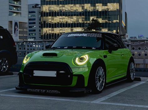 Mini Cooper Green, Red Car Wrap, Countryman Mini, Black Mini Cooper, Mini Cooper Custom, Mini Jcw, Car Vibes, Mini Cooper Paceman, Mini Cooper R56