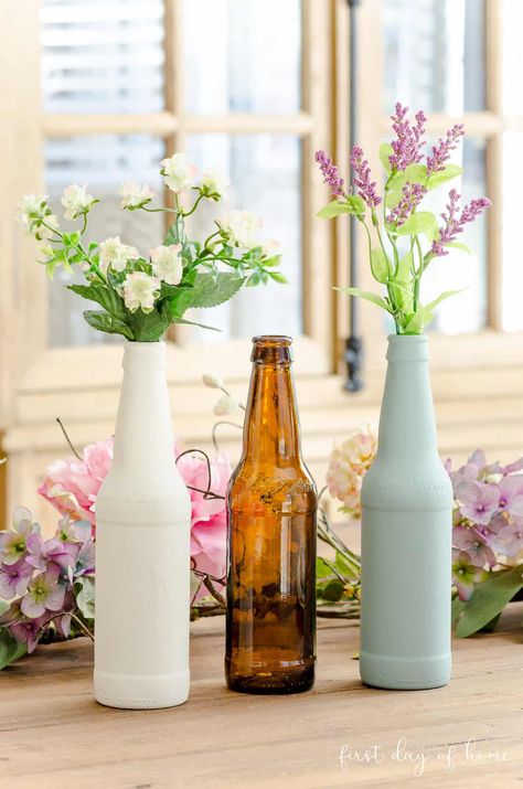 Learn how to turn a plain beer bottle into a vase with this easy tutorial. It's the perfect DIY decor accent for spring, weddings, bridal showers, or birthday parties. #diydecor #paintedbottles #easycrafts #tutorial #firstdayofhome Chalk Paint Glass Bottles, Wales Cottage, Painted Beer Bottles, Beer Bottle Vase, Upcycle Bottles, Diy Bottles, Beer Bottle Crafts, Diy Vases, Recycle Projects