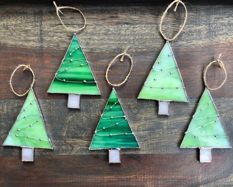 Simple Stained Glass Christmas Ornaments, Stained Glass Tree Ornaments, Stained Glass Christmas Tree Ornaments, Stained Glass Ornaments Christmas, Christmas Stained Glass Ideas, Stained Glass Christmas Tree, Christmas Stained Glass, Christmas Mosaics, Stained Glass Gifts