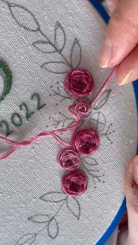 Embroidery Rose Pattern, Hand Embroidery Rose, Embroidery Design Flower, Embroidery Rose, Projek Menjahit, Ribbon Embroidery Tutorial, Diy Embroidery Designs, Bead Embroidery Tutorial, Hand Embroidery Patterns Flowers