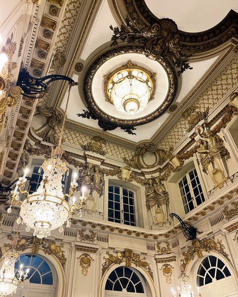 Lustre décoration baroque style Stanislas roi de Pologne Nancy Lorraine opéra intérieur or vitre glace amazing elegant ceiling royal Night At The Opera, A Night At The Opera, The Opera, Instagram A, Opera, Ceiling, Instagram