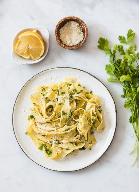 A refreshing lemon cilantro pasta dish flavored with garlic, olive oil, fresh cilantro, lemon, and Parmesan. Cilantro Pasta, Spaghetti Vongole, Benefits Of Organic Food, Parmesan Pasta, Lemon Pasta, Alfredo Pasta, Healthy Food Options, Polenta, Ravioli