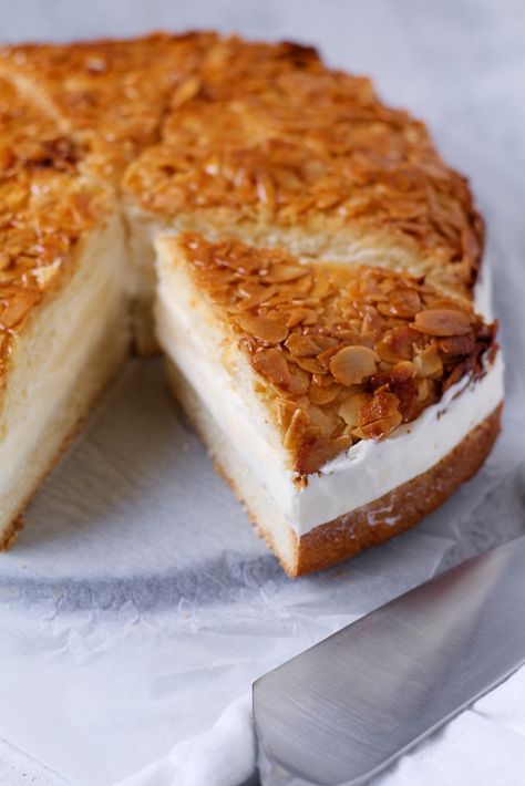 How to make Classic German Bienenstich (Bee Sting Cake) — Days of Jay German Bee Sting Cake, Bienenstich Recipe, Bee Sting Cake, Red Birthday Cakes, German Cake, Custard Cream, Yeast Dough, Vanilla Filling, Honey Almonds