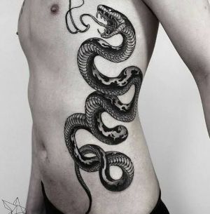 Los tatuajes de serpientes tienen un simbolismo muy rico y complejo por lo que este tipo de diseño puede ser elegido por motivos muy variados.... Tato Realis, Tato Tradisional, Cobra Tattoo, Tattoo Snake, Serpent Tattoo, Petit Tattoo, Girl Back Tattoos, Snake Tattoo Design, Disney Tattoo