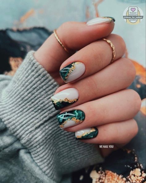 Green And White Marble Nails, Marble Nails With Gold Flakes, Marble Nails With Gold, 2023 Manicure, Nails With Gold Flakes, White Marble Nails, Manicure 2023, Bright Nail Art, Nails With Gold