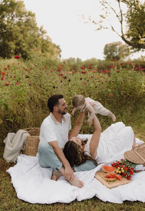 Classic Family Photos, Picnic Photoshoot Family, 6 Month Baby Photoshoot, Picnic Shoot, Picnic Photo Shoot, Son Photo Ideas, 6 Month Baby Picture Ideas, Picnic Photoshoot, Baby Announcement Photoshoot