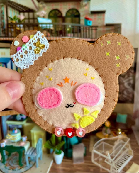 значок пин Felt Plushies, Easy Felt Crafts, Felt Plushie, Kawaii Crafts, Sewing Templates, Felt Patch, Felt Crafts Patterns, Handmade Patch, Felt Crafts Diy