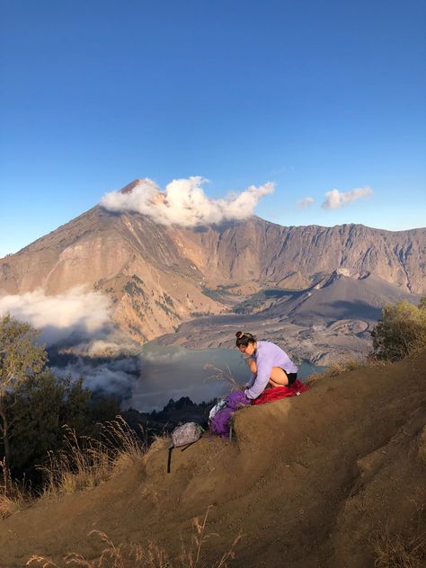 Mount Rinjani Lombok, Indonesia Volcano, Mount Rinjani, Landscape References, Gap Year Travel, Full Time Travel, Pics Inspo, Active Volcano, Se Asia