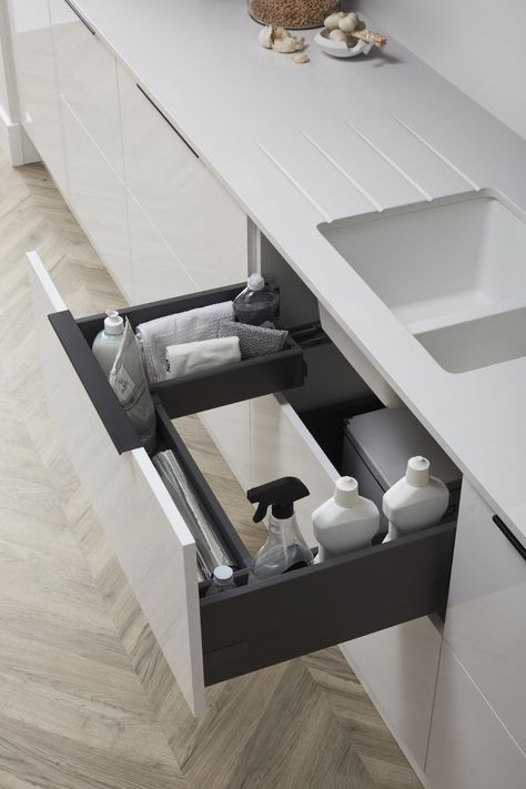 Are you looking for kitchen storage ideas? Howdens Under Sink Drawer is perfect for kitchen storage inspiration and under sink storage ideas. Fit in a white gloss kitchen with white quartz worktops for a modern kitchen design. Finish with black profile handles. Sink Drawers Kitchen, Kitchen Sink Drawer Storage, Under The Kitchen Sink Ideas, Under Sink Drawer Kitchen, Modern Kitchen Handles Ideas, Kitchen Sink Drawer, Kitchen Compartment, Drawer Under Sink, Under Kitchen Sink Storage Ideas