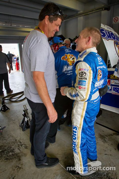 Homestead Photos, Race Car Driving, Mark Martin, Height Difference, Nascar Diecast, Nascar Race Cars, Car Racer, Nascar Race, Kyle Busch