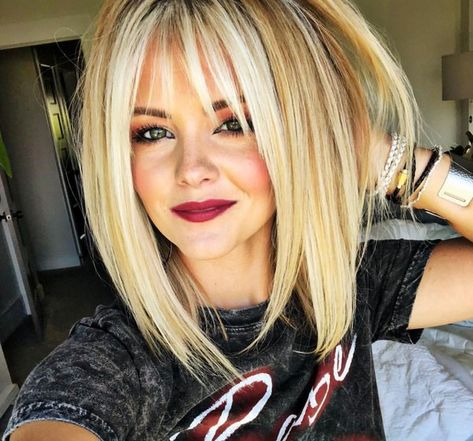 Mittellanger Bob mit Pony: 4 Varianten der Trendfrisur und 50 Fotobeispiele davon - Freshideen Long Bob Haircut With Layers, Blonde Hair With Bangs, Blonde Bob Hairstyles, Bob Hairstyles With Bangs, Bob Haircut With Bangs, Long Bob Haircuts, Lob Haircut, Long Bob Hairstyles, Short Haircut