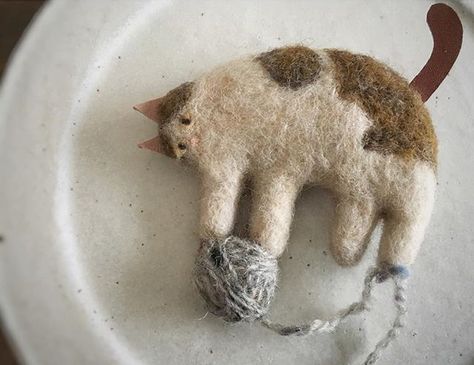 Tovad Ull, Needle Felted Cat, Needle Felting Diy, Felted Wool Crafts, Needle Felting Projects, Felt Cat, Felt Brooch, Wool Crafts, Needle Felted Animals