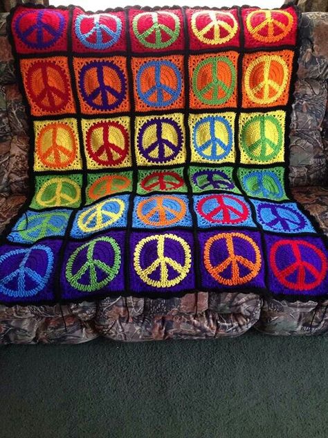 Colorful Peace Sign Afghan Peace Sign Bedroom, Peace Granny Square, Crochet Peace Sign, Loom Blanket, Peace Sign Art, Hippie Crochet, Hippie Peace, Peace Art, Hippie Love