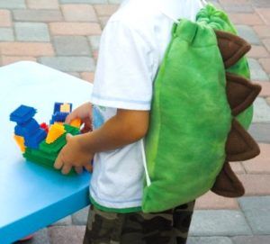 dinosaur bag Dinosaur Bag, Make A Dinosaur, Holiday Hand Towels, Sewing Men, Tutorial Sewing, Sewing Tutorials Free, Fabric Purses, Sewing Projects For Kids, A Dinosaur