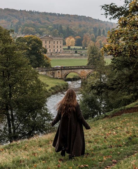 Chatsworth House, Wallpaper Halloween, Foto Ideas Instagram, Academia Aesthetic, English Countryside, Autumn Aesthetic, Wallpaper Aesthetic, Aesthetic Photo, Dark Academia