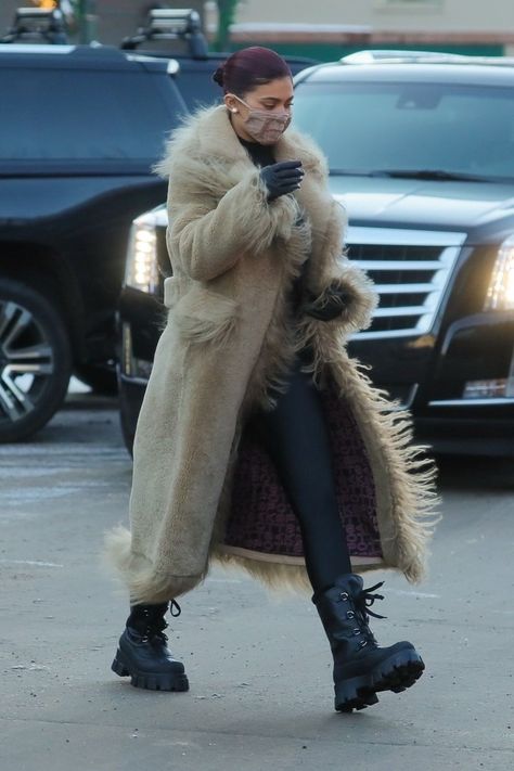 Winter Outfits Kylie Jenner, Kylie Jenner Street Style 2023, Kylie Jenner Chill Outfits, Kylie Winter Outfits, Kylie Jenner Winter Outfits, Kylie Jenner Winter, Kylie Closet, Kylie Jenner Outfits Street Styles, Stylizacje Kylie Jenner