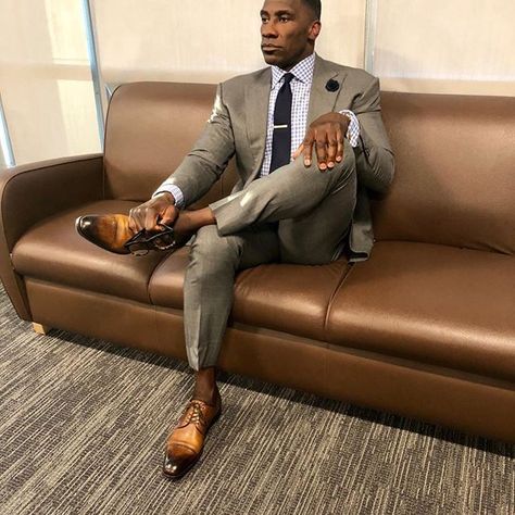 I Be Popping Bottles Suit Guy, I Be Poppin Bottles Guy, Sparkles And Champagne Guy, Shannon Sharpe Suits, Bbg Poses, Glasses Meme, Shannon Sharpe, Poppin Bottles, Horror Movies Funny