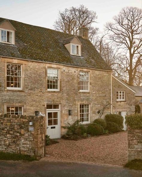 Sam Scott-White ~ Cotswold Buying Agent on Instagram: "COACHMAN’S HOUSE :: This sensitively restored four-bedroom self-catered farmhouse is just opposite The Fox a 19th century British inn nestled in the Gloucestershire countryside. The beautiful interiors feature a combination of bespoke pieces, antiques and @daylesfordfarm homeware. All four bedrooms have en-suite bathrooms. Coachman’s House is available to book for a minimum 4 night stay and is perfect for larger parties of family and frie Wild Cooking, Seasonal Cocktails, English Houses, Uk Trip, Inglenook Fireplace, British Country, British Pub, Country House Interior, British Countryside