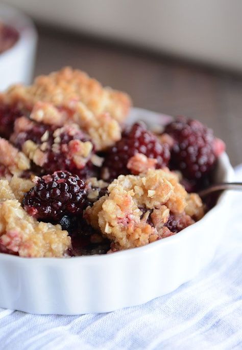 The Best Blackberry Crisp {Can Use Other Berries, Too!} Berry Crisp Recipe, Blackberry Crisp, Raspberry Dessert, Crisp Topping, Fall Eats, Blackberry Crumble, Berry Crisp, Raspberry Desserts, Blackberry Recipes