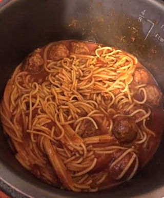 Pressure Cooker Spaghetti, Instapot Meals, Instant Pot Spaghetti, Ip Recipes, Spaghetti Meatballs, Cooking Spaghetti, Electric Pressure Cooker Recipes, How To Cook Corn, Frozen Meatballs