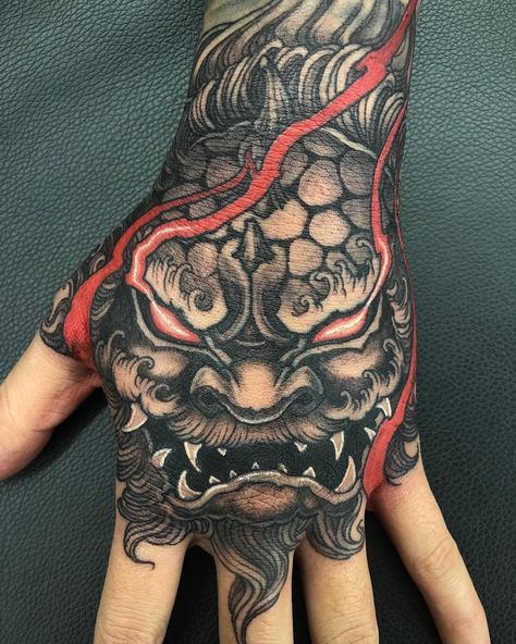 Dog Hand Tattoo, Tatuajes Irezumi, Dragon Hand Tattoo, Foo Dog Tattoo Design, Japanese Hand Tattoos, Oni Tattoo, Tato Dada, Foo Dog Tattoo, Yakuza Tattoo