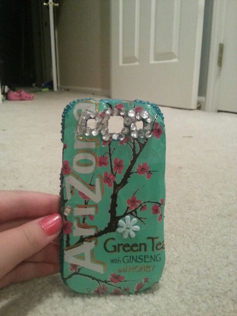 Diy phone case!! :) from an Arizona green tea can. Just cut the can to fit ur phone than glue on old case. Use nail polish to paint sides! Get creative! Add jems, sparkles . Or buttons! :) Arizona Tea Can, Arizona Green Tea, Purses Diy, Upcycle Jewelry, Diy Jewelry Making Tools, Arizona Tee, Soda Can Crafts, Tea Crafts, Green Phone Case