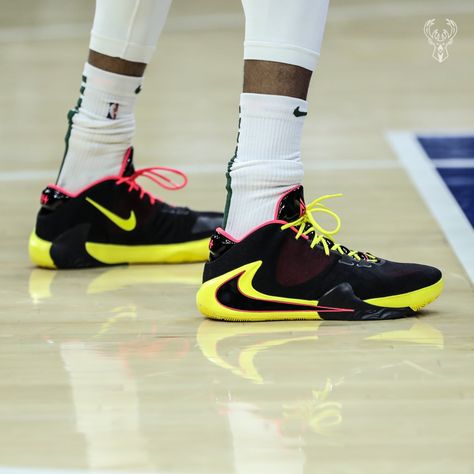 Giannis Shoes, Hoop Shoes, Giannis Antetokounmpo, Sneakers Addict, Basketball Sneakers, Nike Basketball, Sneaker Shoes, Nike Zoom, Sneaker Head