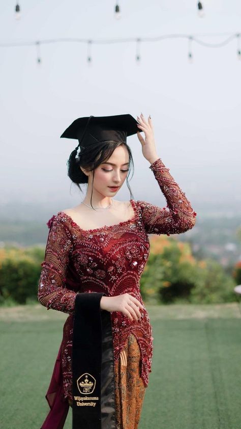 Makeup Wisuda, Maroon Gown, Kebaya Graduation, Kebaya Wedding, Graduation Photography Poses, Simple Style Outfits, Kebaya Dress, Graduation Poses, Graduation Style