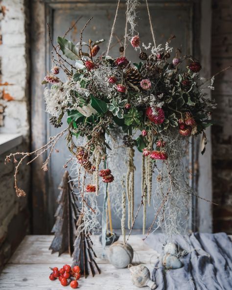 hanging flowers Hanging Flower Arrangements, Artificial Arrangements, Hanging Centerpiece, Straw Flowers, Flowers Hanging, Christmas Flower Arrangements, Decor Studio, Flower Installation, Floral Chandelier