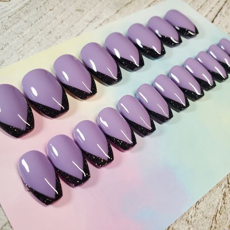 French Tip On Colored Nails, Purple With Black Tips Nails, Purple V Tip Nails, Lavender Black Nails, Purple Nails With Black Tips, Black And Purple French Tip Nails, Purple And Black French Tip Nails, Black And Lilac Nails, Lilac And Black Nails