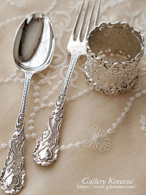 Silver Serveware, Silver Ware, Royal Kitchen, Wooden Sofa Set Designs, Bread Shop, Catering Ideas Food, Kitchen Plate, Silver Cutlery, Baking Utensils