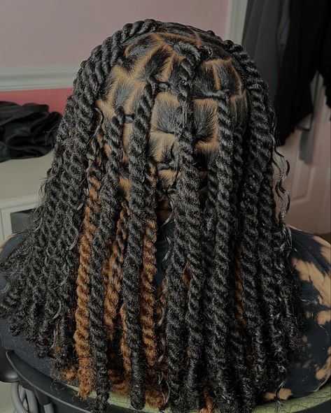 Invisible Locs Brown And Black, Long Invisible Locs Hairstyle, Invisible Locs Hairstyle Long, Peekaboo Twist With Curls, Invisible Locs Medium Length, Invisible Locs With Peekaboo, Invisible Locks With Curls, 2 Strand Twist With Weave, 8th Grade Hairstyles For School Black