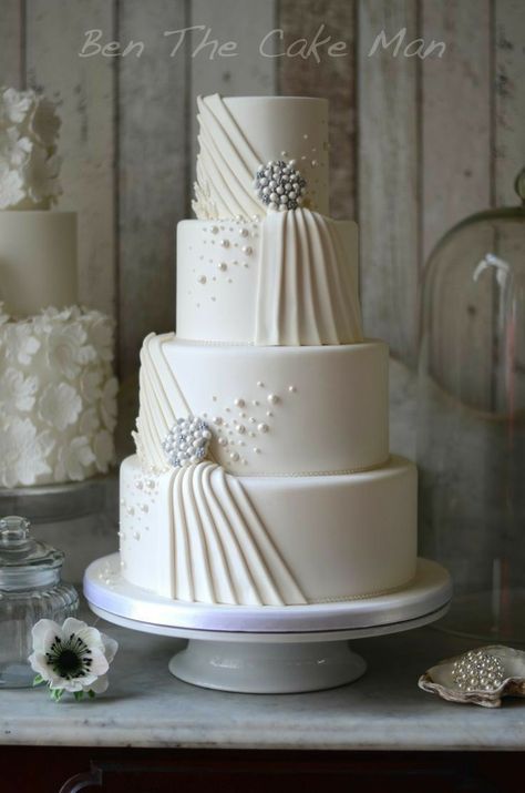 Wedding Cake Designs Elegant White, All White Wedding Cake Elegant, White Wedding Cake Designs, Kek Kahwin, Bling Wedding Cakes, Extravagant Wedding Cakes, Big Wedding Cakes, Fondant Wedding Cakes, Classic Wedding Cake