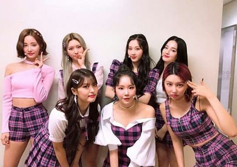 Momoland Group Photo, Changmin The Boyz, Nancy Jewel Mcdonie, Nancy Momoland, Hot Kpop, Group Photo, Music Fashion, Girl Bands, Bigbang