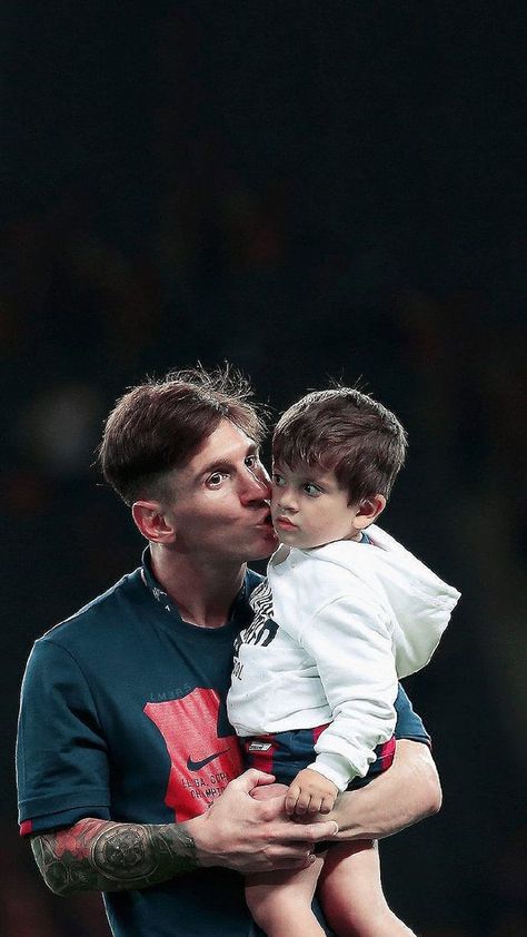 Messi Family, Messi Drawing, Messi 2015, Young Messi, Messi Funny, Lionel Messi Family, Messi Wallpaper, Messi World Cup, Messi Videos