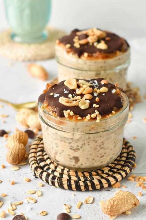 Snickers Overnight Oats, Snickers Dessert, Healthy Snack Packs, Oatmeal Flavors, Kouign Amann, Overnight Oatmeal, Healthy Food Facts, Desserts Vegan, Frozen Chocolate