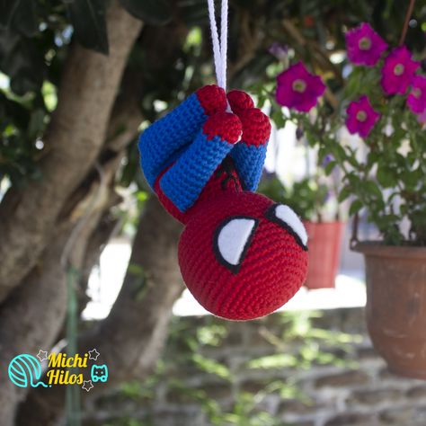 🕷️ ¡Balanceándose hacia tu corazón, el Hombre Araña colgante que siempre quisiste! 🕸️ Este amigurumi es la adición perfecta a tu colección o un regalo especial para un verdadero fanático de Spider man. Crochet Project Free, Party Business, Ideas Crochet, Crochet Projects, Spiderman, Amigurumi, Crochet Patterns, Marvel, Crochet