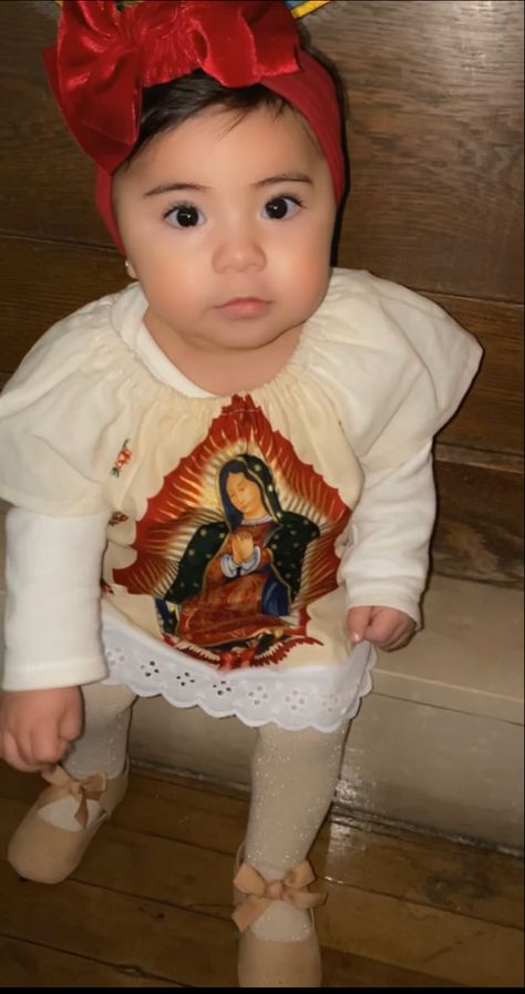 Virgen de Guadalupe baby girl outfit White And Mexican Babies, Mexicana Outfits, Latino Baby, Mexican Baby Girl, 3rd Baby Announcement, Hispanic Babies, Mexican Baby Shower, Mexican Boys, Mexican Babies