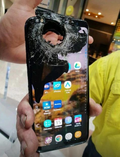 thrashed phone case Hold My Beer, Fake Ft Call, Broken Phone, Uber Humor, Dinosaur Tattoos, Phone Humor, Funny Sites, Video Call With Boyfriend Screen Photo, Pictures Of People