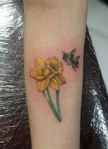 Daffodil and bumblebee Daffodil And Bee Tattoo, Seasons Tattoo, Bee Tattoos, Lillies Tattoo, Thigh Tat, Larkspur Flower, Chakra Tattoo, Daffodil Tattoo, Tattoo Beautiful