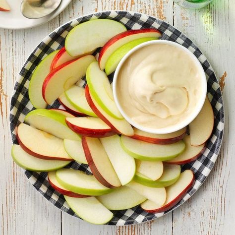 Fluffy Caramel Apple Dip Dips Dessert, Apple Dip Recipe, Caramel Apple Desserts, Cream Cheese Recipes Dip, Caramel Apple Dip, Cheese Dip Recipes, Classic Appetizers, Sweet Dips, Apple Dip