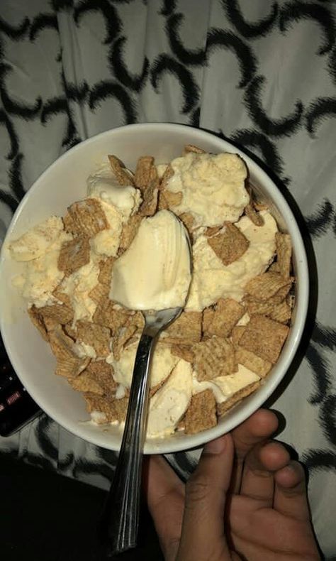 Cereal and ice cream at night Junk Food Snacks, Food Babe, Food Therapy, Sweet Snacks Recipes, Food Drinks Dessert, Food Recepie, Köstliche Desserts, Food Goals, Food Obsession