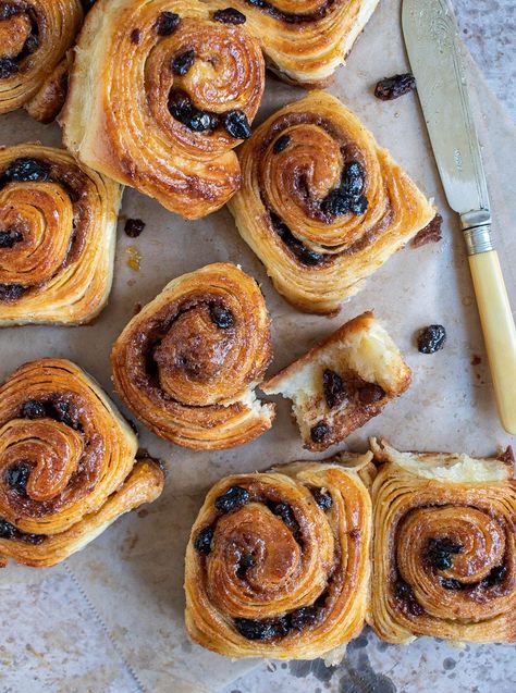 Orange Cardamom Raisin Buns - Cherry on my Sundae Raisin Buns, Orange Cardamom, Orange Syrup, Breakfast Pastries, Sweet Breads, Breakfast Dishes, Dry Yeast, Baking Pans, Brunch Recipes