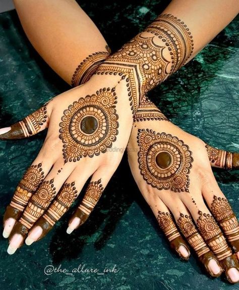 Modern Mehndi Designs Minimal Back Hand, Minimal Mehndi, Beautiful Simple Mehndi Design, Front Hand Mehndi, Mehndi Designs Simple, Front Mehndi Design, Mehedi Design, Simple Mehendi, Simple Mehendi Designs