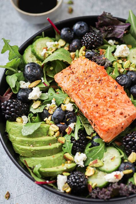 Salmon Blackberry Salad, Blackberry Salad Recipes, Valencia Diet, Blackberry Salad, Healthy Aesthetic, Salmon Salad Recipes, Keto Healthy, Healthy Bowls Recipes, Fresh Salad Recipes