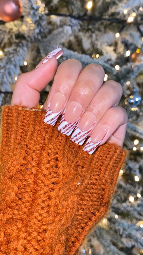 Candy cane french tip press on nails. Christmas nail inspiration. Christmas Candy Cane Nails, Nails Sparkly, Festive Nails, Festive Nail Designs, Candy Cane Nails, Red Christmas Nails, Festive Nail Art, Nail Tutorial, Christmas Nails Easy