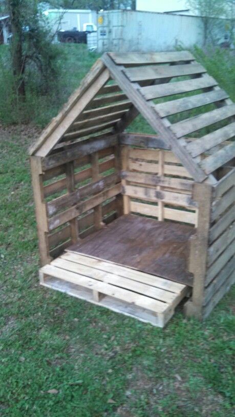 Pour faire une cabane avec coussin sieste au fond du jardin Casa In Pallet, Pallet Playhouse, Build A Playhouse, Pallet House, Dog House Diy, Pallet Decor, Pallet Crafts, Building Projects, Diy Pallet Projects