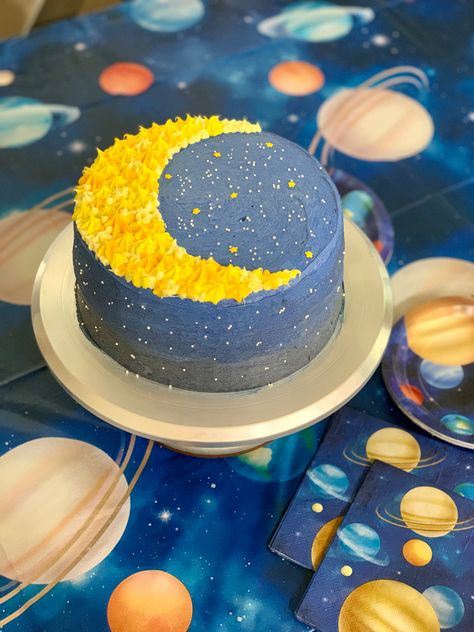 Moon Birthday Cake Moon Theme Birthday Cake, Sun And Moon Cake Design, Two The Moon Cake Ideas, Crescent Moon Cake, Moon Birthday Cake, Space Theme Cake, Wolf Party, Blue Birthday Cakes, Moon Birthday