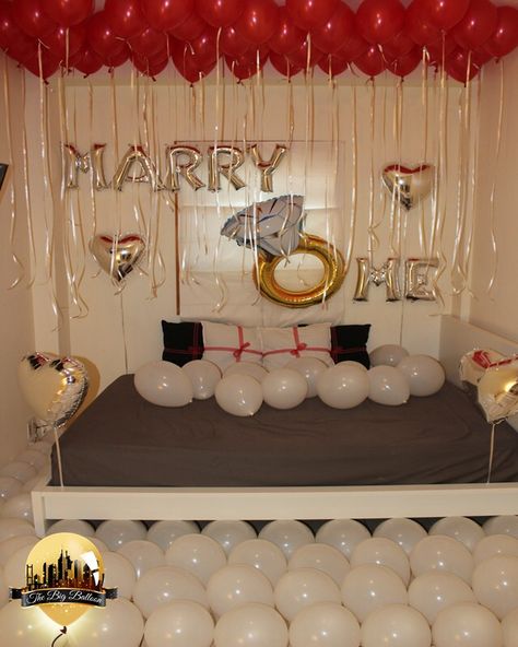 Proposal of marriage Balloon decoration Proposal Hotel Room Ideas, Proposal Balloons Decoration, Ideas Para Pedir Matrimonio, Proposal Balloons, Proposal Set Up Ideas, Ideas With Balloons, Picnic Business, Balloon Proposal, Romantic Room Surprise